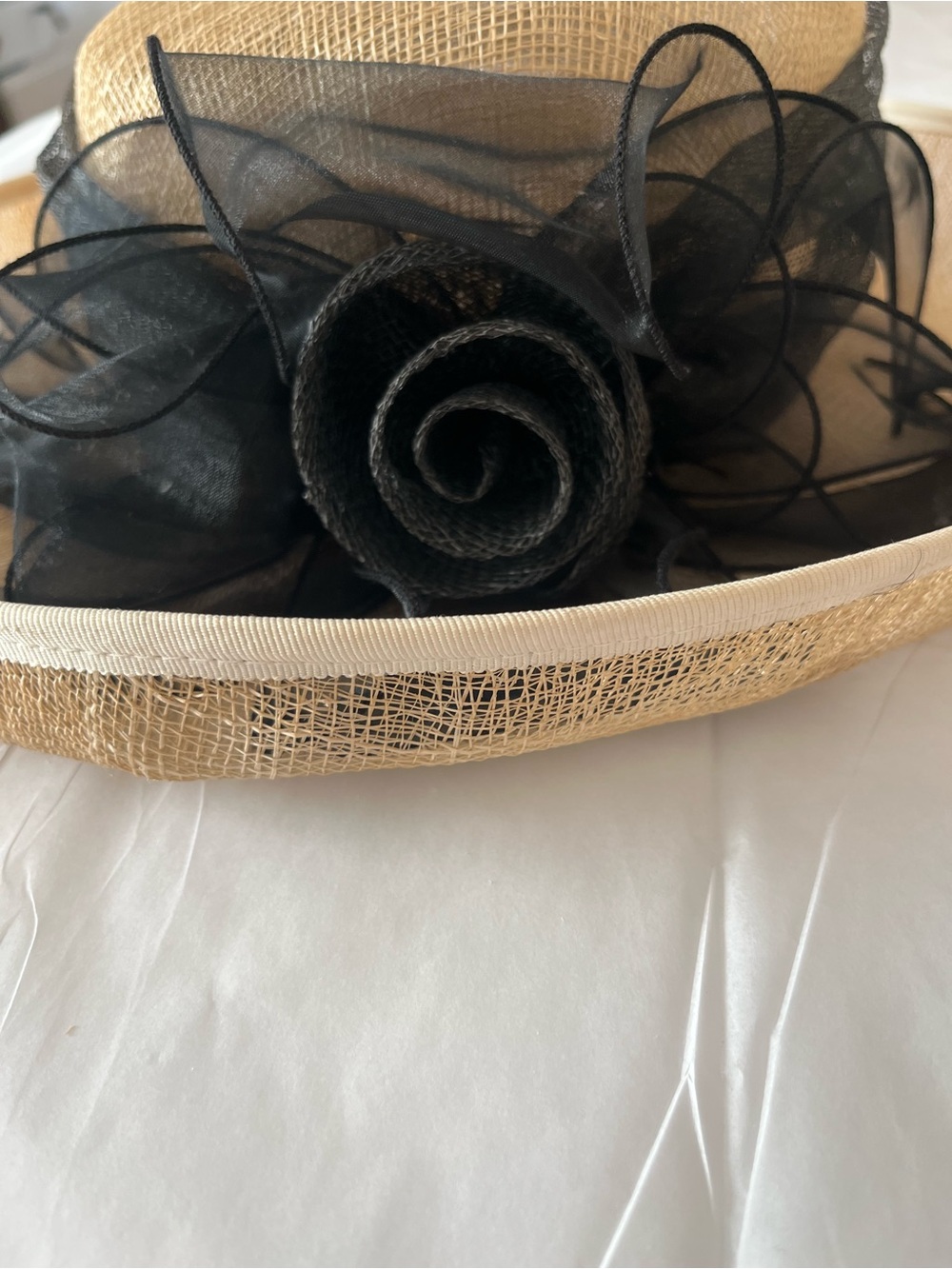 Elegant Beige Straw Derby Hat with Black Organza Trim. Good condition - Picture 2 of 6